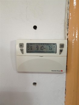 Imagen del termostato del Colegio de Cortiguera (León), que marca siete grados.