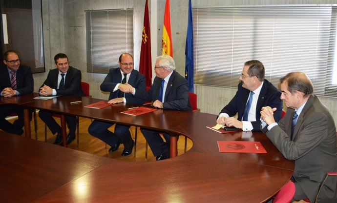 El consejero y el rector de la UMU  tras la firma del convenio