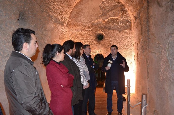 Gracia (al fondo a la izda.) en la visita a las cisternas romanas