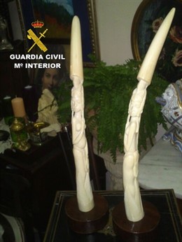 Colmillos de elefante tallados