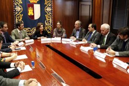 García de la Calzada firma convenios con Ayuntamientos