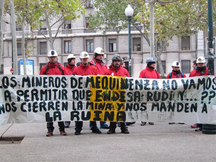 Mineros de Mequinenza protestan ante el edificio Pignatelli en Zaragoza