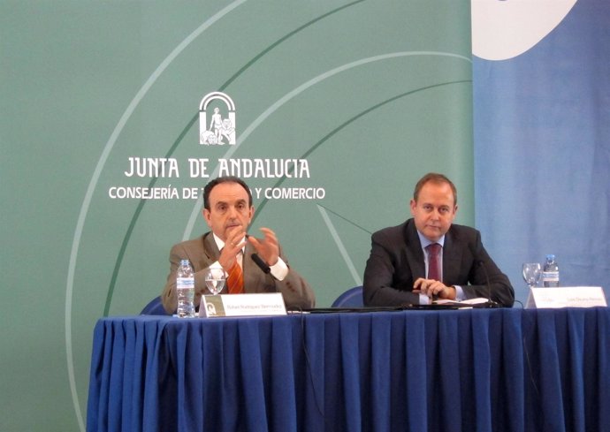 Rafael Rodríguez y el responsable de la CAEA