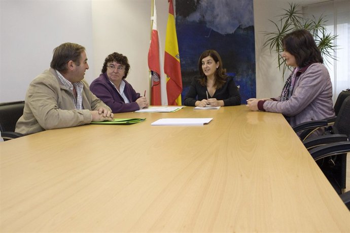 La consejera de Sanidad con el alcalde de Luena