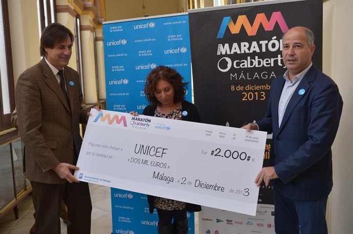 Caneda, Imbroda y Sánchez, en la entrega del cheque a Unicef.