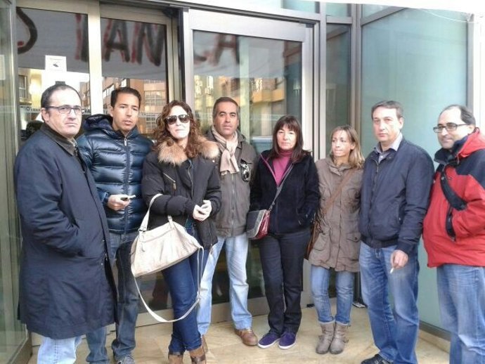Trabajadores de RTVV Alicante esperando poder entrar en el edificio