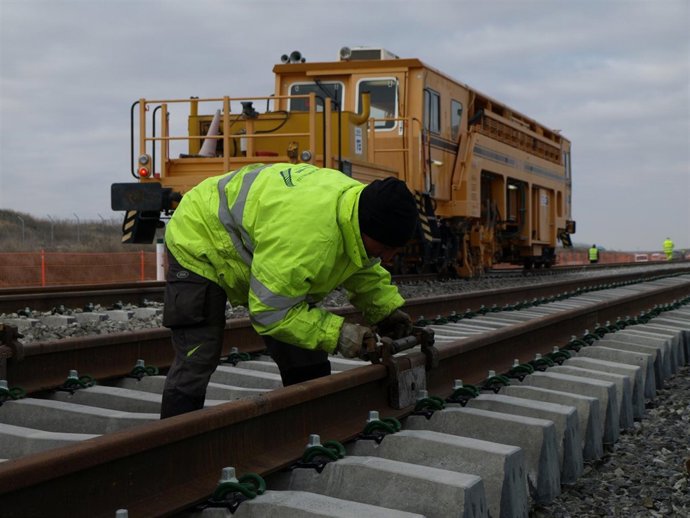 Un trabajador supervisa una de las vías