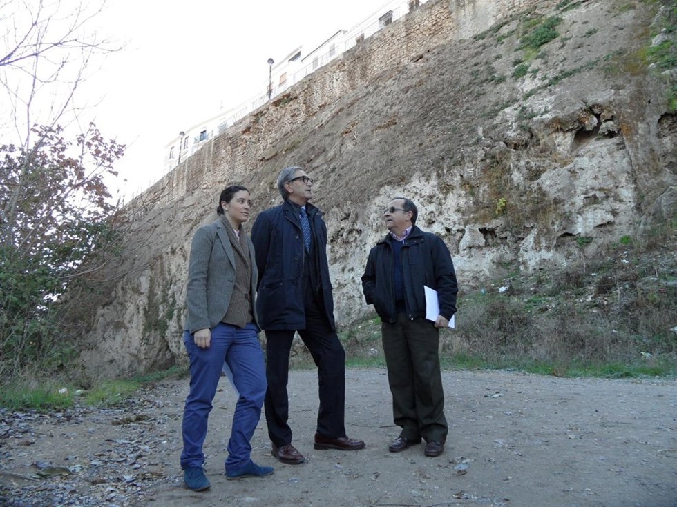 Pineda, entre Casanueva y Forcada, al pie de la muralla del Adarve de Priego