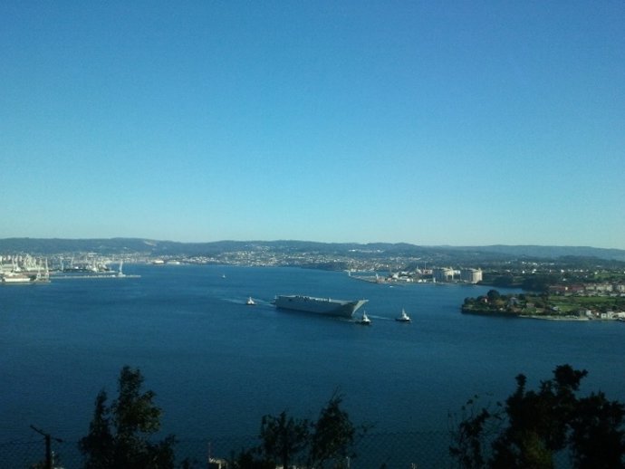 El 'Adelaide' abandona la ría de Ferrol