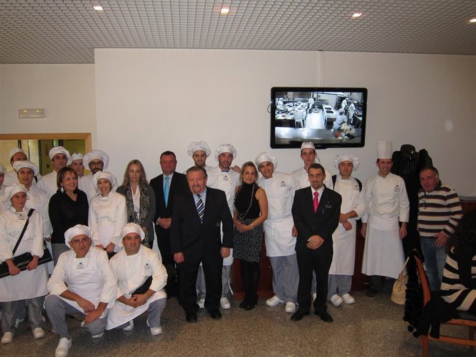 Los estudiantes del CdT de Alicante con las autoridades durante la comida
