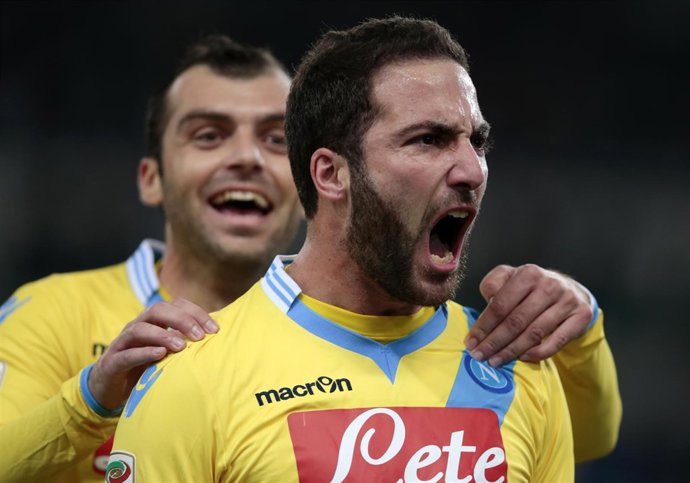 Gonzalo Higuaín celebra un tanto con el Nápoles