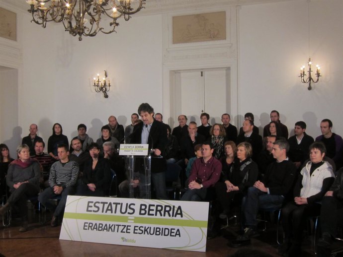 Peio Urizar acompañado de dirigentes de EH Bildu.