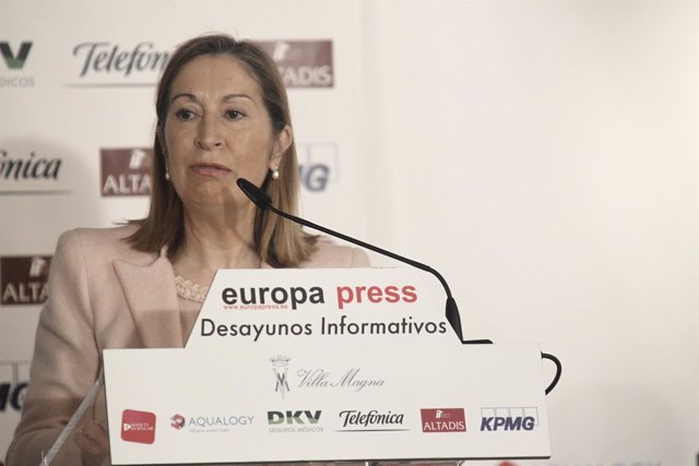 Ministra de Fomento, Ana Pastor, en los Desayunos de Europa Press
