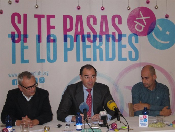 El conseller de Sanidad, entre dirigentes de Controla Club (izq) y discotecas.