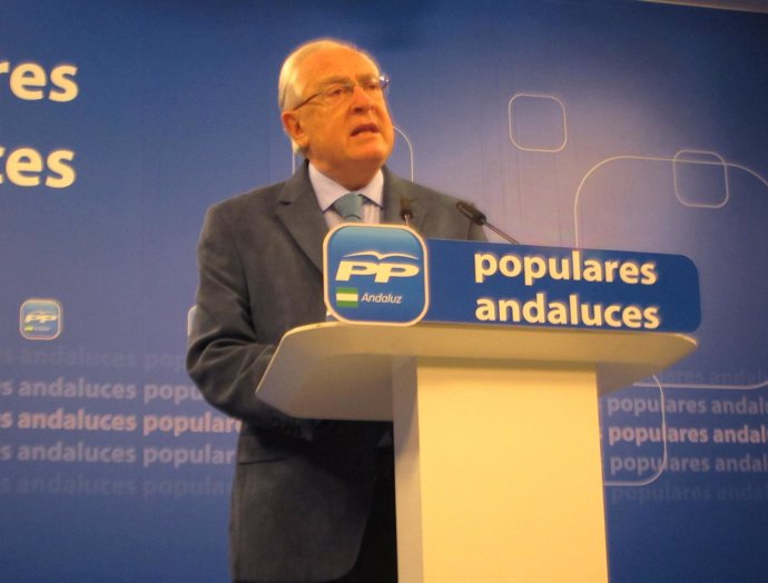 El portavoz del PP-A en Infraestructuras, Jaime Raynaud, en rueda de prensa