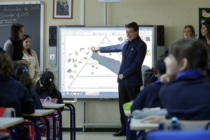 González visita Colegio Público Bilingüe Padre Coloma, pionero en uso de tablets
