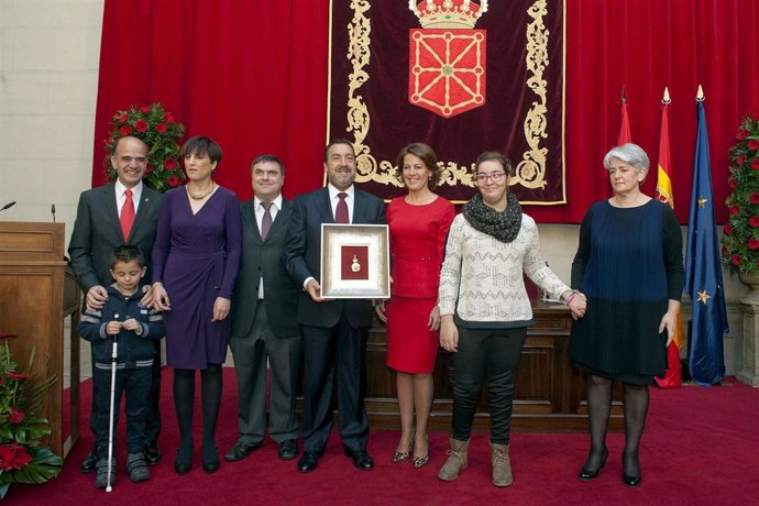Autoridades navarras y representantes de la ONCE.