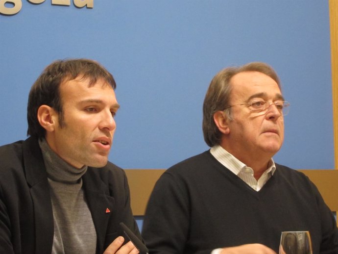 El concejal de IU, Pablo Muñoz y el  concejal de Urbanismo, Carlos Pérez Anadón