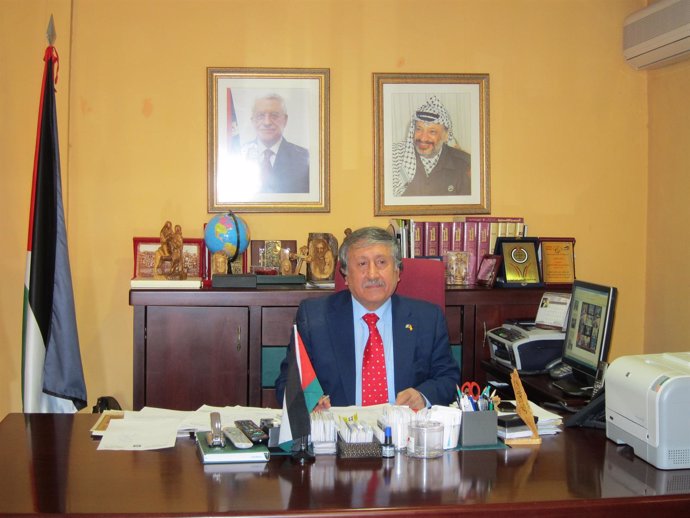 El presidente palestino durante su encuentro con la prensa en la Embajada.