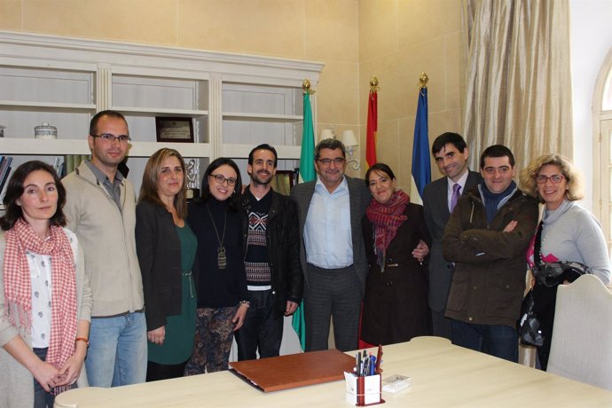El alcalde de Alcalá de Guadaíra junto a los nuevos auxiliares de biblioteca.