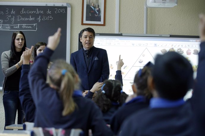 González visita Colegio Público Bilingüe Padre Coloma, pionero en uso de tablets