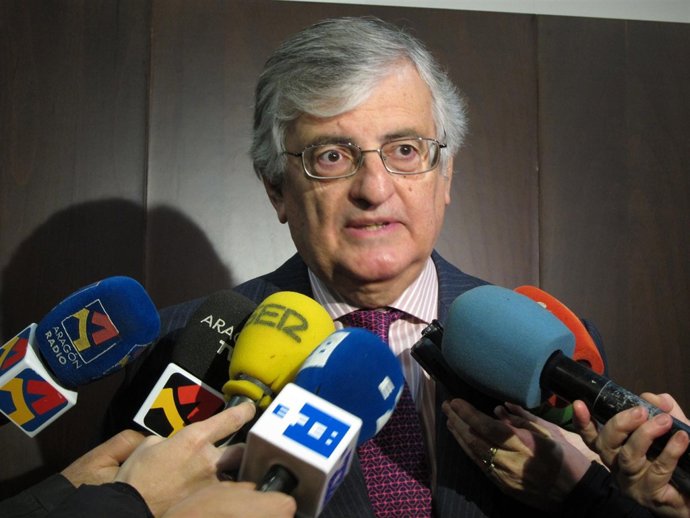 El fiscal general del Estado atendiendo a los medios en Zaragoza