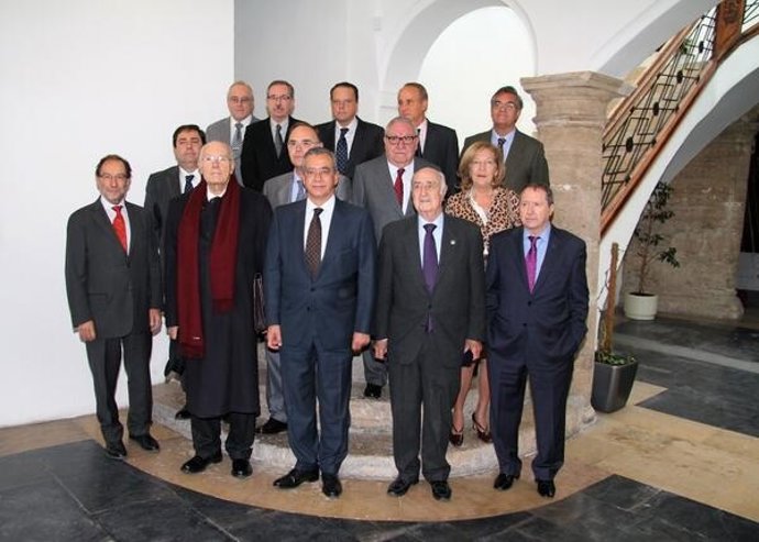 Garrido (CJC), en el centro, con sus homólogos y el pte. Del Consejo de Estado.