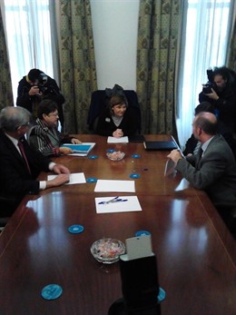 La consellera Isabel Bonig en el centro de la mesa en Alicante