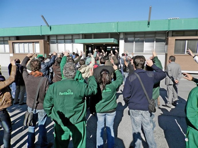 Trabajadores de Fertiberia se concentran a la puerta de la fábrica. 