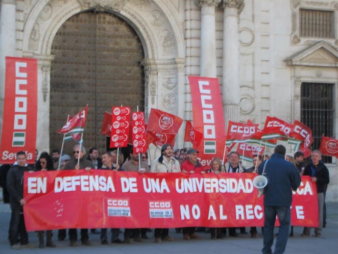 Concentración sindical a las puertas del Rectorado de la US