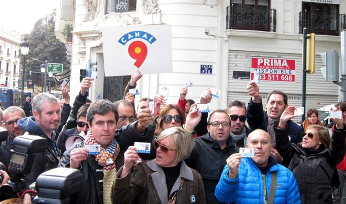 Trabajadores de RTVV muestran sus acreditaciones mientras esperan a Fabra.
