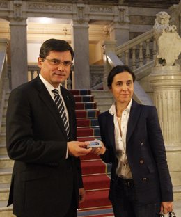 Dolores carcedo entrega el proyecto presupuestario a Pedro Sanjurjo.