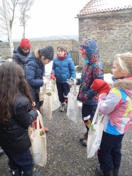 Niños participando en los talleres de educación ambiental