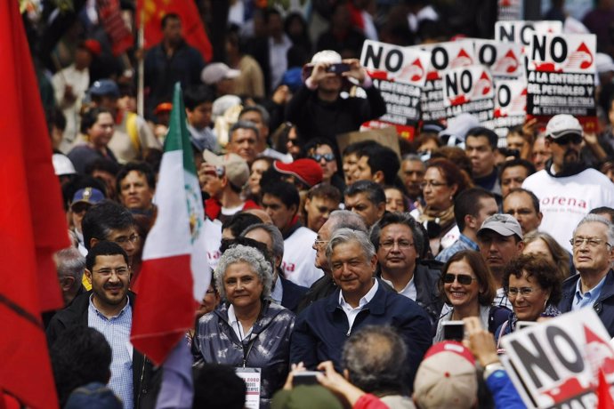 El líder de Morena, Lopez Obrador , liderando marcha contra Reforma Energética
