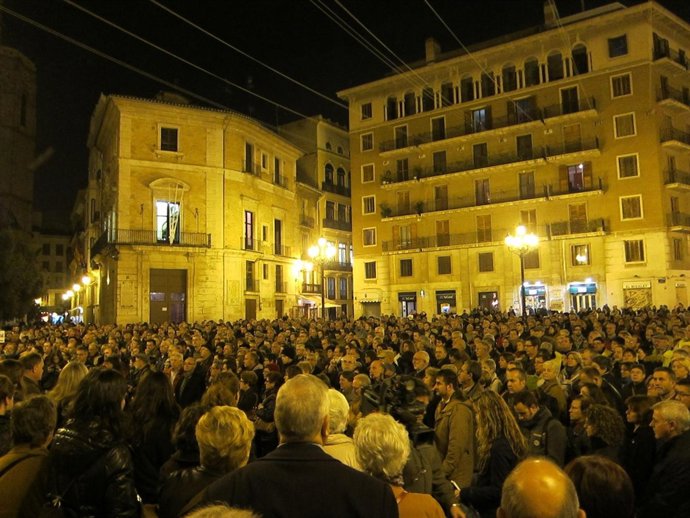 Cientos de personas en la concentración por las víctimas del metro