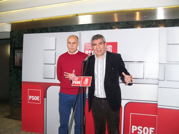 Julio Villarrubia (d), junto al secretario de la Agrupación del PSOE de León