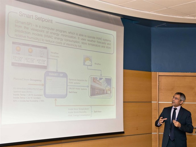 El investigador Javier Sanchis, presentando el software