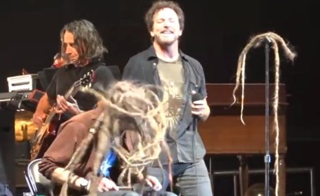 Eddie Vedder corta las rastas a un fan