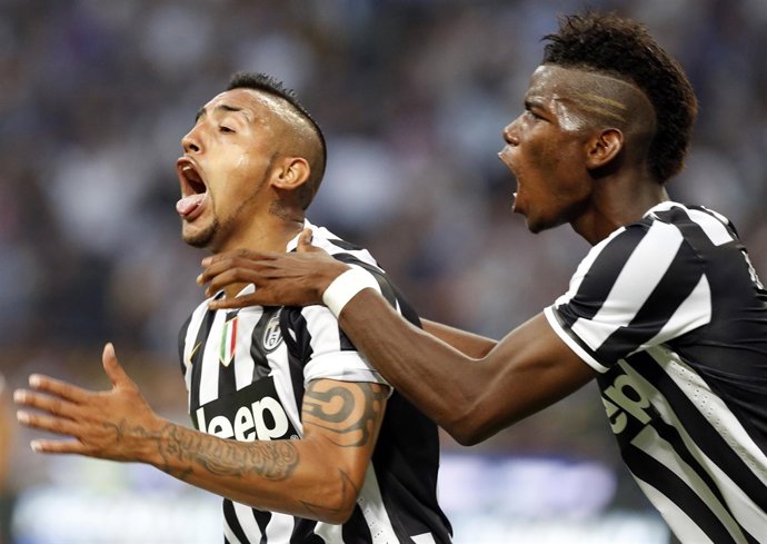 El chileno Arturo Vidal (izqda) junto a su compañero Paul Pogba