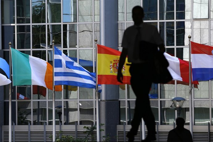 Bandera de Grecia, Italia, España, Francia y Alemania frente a la sede del Parla