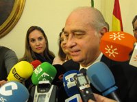 Fernández Díaz pide "comprensión" porque las concertinas "hay que ponerlas"