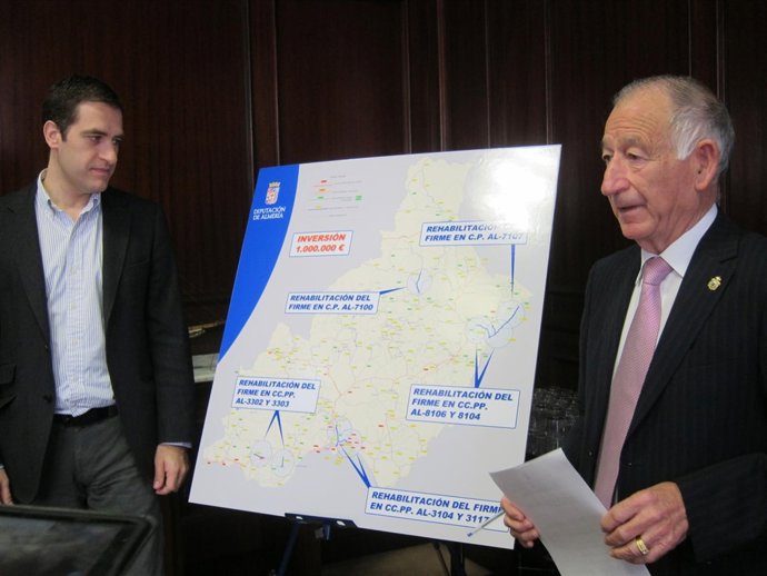 Amat, junto al diputado Castellón, muestra el mapa con las actuaciones 