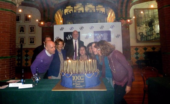 Carulla, Vila, Oller y Nabona soplan las velas del pastel del centenario