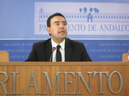Mario Jiménez en rueda de prensa en el Parlamento