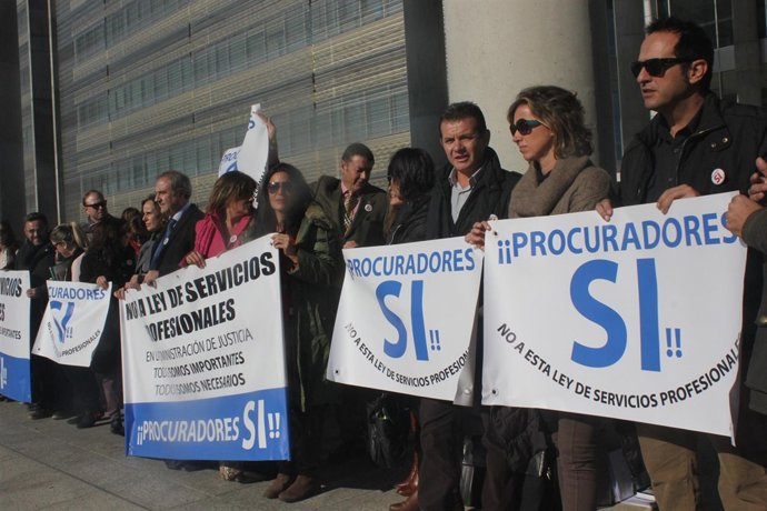 Los procuradores mantienen su oposición a la Ley de Servicios