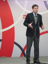 Besteiro subraya el apoyo "claro" a Feijóo en su viaje a Cuba, del que confía en que "salgan cosas buenas para Galicia"