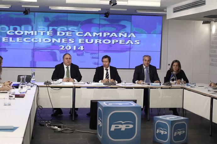 Floriano, Pons y otros miembros del PP en el Comité de Campaña