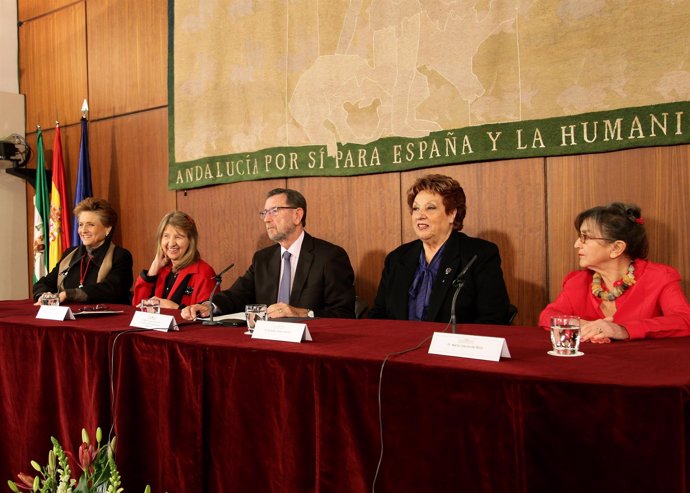 Gracia, en el centro, con las diputadas constituyentes andaluzas