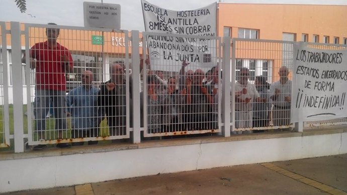 Trabajadores de la Escuela de Hostelería de Islantilla encerrados en el centro.