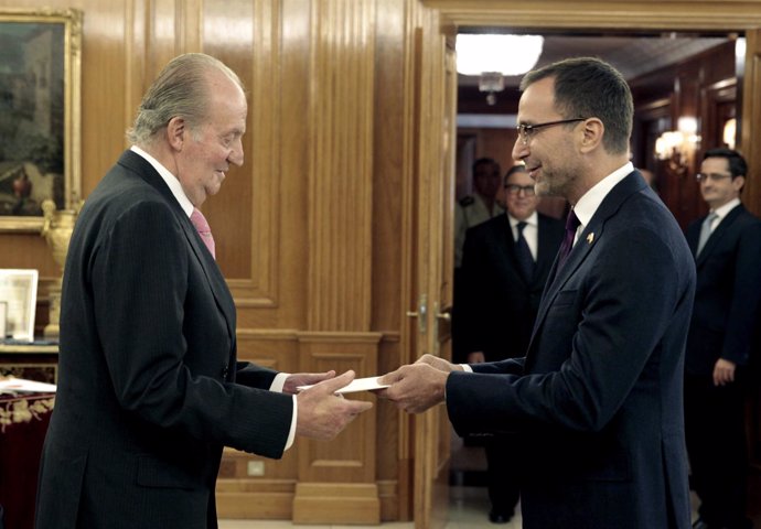 El Rey Juan Carlos con el embajador de Estados Unidos, James Costos